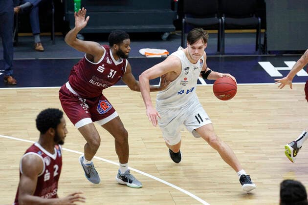 BBL easyCredit Basketball Bundesliga Saison 2020 2021 9. Spieltag am Sonntag, 27. Dezember 2020 in der edel-optics.de Arena in Hamburg: Hamburg Towers - NINERS Chemnitz v.l. Joseph Lawson III ( Chemnitz ), Maik Kotsar ( Towers ) Hamburg Towers - NINERS Chemnitz