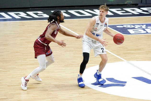 BBL easyCredit Basketball Bundesliga Saison 2020 2021 9. Spieltag am Sonntag, 27. Dezember 2020 in der edel-optics.de Arena in Hamburg: Hamburg Towers - NINERS Chemnitz v.l. Marcus Thornton ( Chemnitz ), Jordan Swing ( Towers ) Hamburg Towers - NINERS Chemnitz