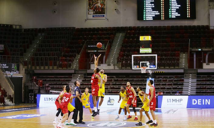 Ludwigsburg , Basketball easyCredit BBL Bundesliga , MHP RIESEN Ludwigsburg vs. s.Oliver Würzburg , Überischt , Tip off , Spielszene