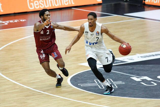BBL easyCredit Basketball Bundesliga Saison 2020 2021 9. Spieltag am Sonntag, 27. Dezember 2020 in der edel-optics.de Arena in Hamburg: Hamburg Towers - NINERS Chemnitz v.l. Terrell Harris ( Chemnitz ), Kameron Taylor ( Towers ) Hamburg Towers - NINERS Chemnitz