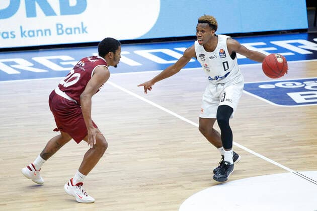 BBL easyCredit Basketball Bundesliga Saison 2020 2021 9. Spieltag am Sonntag, 27. Dezember 2020 in der edel-optics.de Arena in Hamburg: Hamburg Towers - NINERS Chemnitz v.l. Wes Clark ( Chemnitz ), TJ Shorts II ( Towers ) Hamburg Towers - NINERS Chemnitz