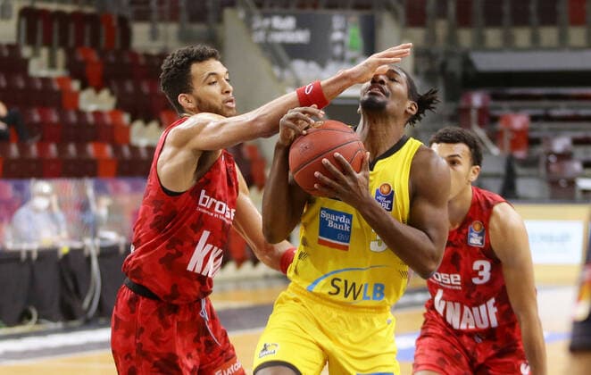 Sport Themen der Woche KW52 Sport Bilder des Tages Ludwigsburg , Basketball easyCredit BBL Bundesliga , MHP RIESEN Ludwigsburg vs. s.Oliver Würzburg , von links: Brekkott Chapman ( Würz ) Jaleen Smith ( Riesen )