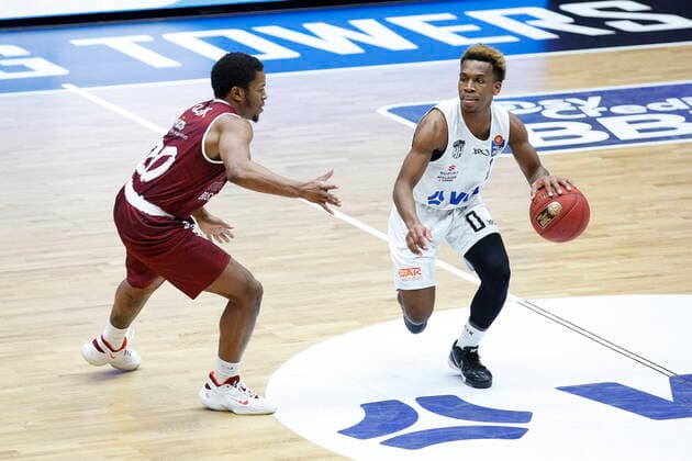 BBL easyCredit Basketball Bundesliga Saison 2020 2021 9. Spieltag am Sonntag, 27. Dezember 2020 in der edel-optics.de Arena in Hamburg: Hamburg Towers - NINERS Chemnitz v.l. Wes Clark ( Chemnitz ), TJ Shorts II ( Towers ) Hamburg Towers - NINERS Chemnitz
