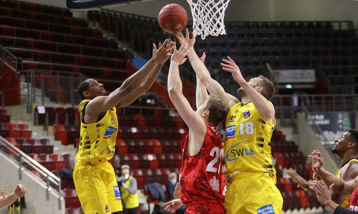 Ludwigsburg , Basketball easyCredit BBL Bundesliga , MHP RIESEN Ludwigsburg vs. s.Oliver Würzburg , von links: Tremmell Darden ( Riesen ) Jonas Weitzel ( Würz ) Jonas Wohlfarth-Bottermann ( Riesen )