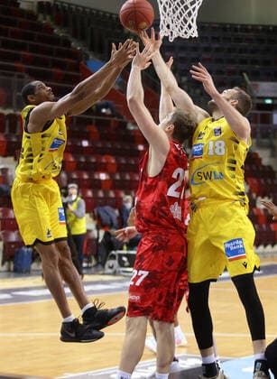 Ludwigsburg , Basketball easyCredit BBL Bundesliga , MHP RIESEN Ludwigsburg vs. s.Oliver Würzburg , von links: Tremmell Darden ( Riesen ) Jonas Weitzel ( Würz ) Jonas Wohlfarth-Bottermann ( Riesen )