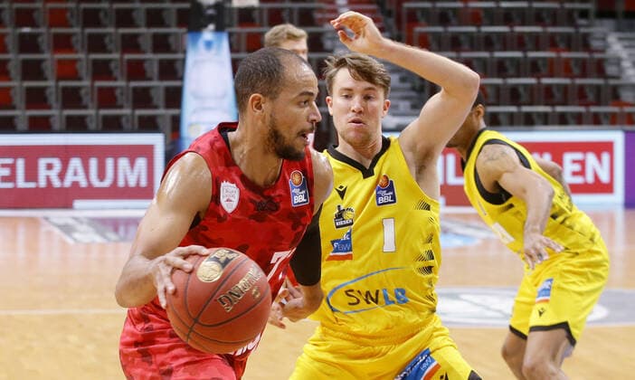 Ludwigsburg , Basketball easyCredit BBL Bundesliga , MHP RIESEN Ludwigsburg vs. s.Oliver Würzburg , von links: Alex King ( Würz ) Jordan Hulls ( Riesen )