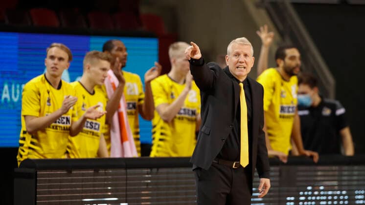 Deutschland, Ludwigsburg, MHPArena, 27.12.2020, emspor, emonline, despor, deonline, MHP RIESEN Ludwigsburg - s.Oliver Wuerzburg, Basketball, BBL Bild: v. li. Head Coach John Patrick (MHP RIESEN) gibt Anweisungen DFL REGULATIONS PROHIBIT ANY USE OF PHOTOGRAPHS AS IMAGE SEQUENCES AND OR QUASI-VIDEO. Copyright: HMBxMedia xHeikoxBecker