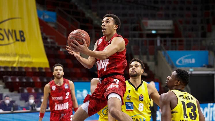 Deutschland, Ludwigsburg, MHPArena, 27.12.2020, emspor, emonline, despor, deonline, MHP RIESEN Ludwigsburg - s.Oliver Wuerzburg, Basketball, BBL Bild: v. li. Tyson Ward (s.Oliver Wuerzburg), Elias Harris (MHP RIESEN) und Yorman Polas Bartolo (MHP RIESEN) DFL REGULATIONS PROHIBIT ANY USE OF PHOTOGRAPHS AS IMAGE SEQUENCES AND OR QUASI-VIDEO. Copyright: HMBxMedia xHeikoxBecker