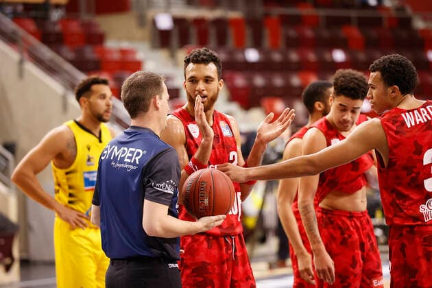 Deutschland, Ludwigsburg, MHPArena, 27.12.2020, emspor, emonline, despor, deonline, MHP RIESEN Ludwigsburg - s.Oliver Wuerzburg, Basketball, BBL Bild: v. li. Brekkott Chapman (s.Oliver Wuerzburg) in Diskussion mit einem Schiedsrichter DFL REGULATIONS PROHIBIT ANY USE OF PHOTOGRAPHS AS IMAGE SEQUENCES AND OR QUASI-VIDEO. Copyright: HMBxMedia xHeikoxBecker