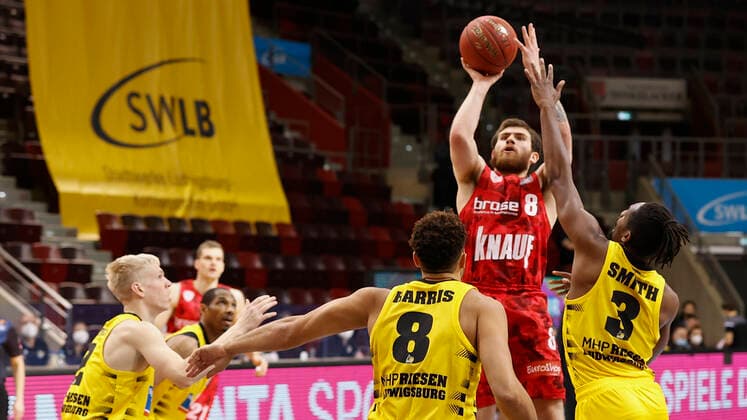 Deutschland, Ludwigsburg, MHPArena, 27.12.2020, emspor, emonline, despor, deonline, MHP RIESEN Ludwigsburg - s.Oliver Wuerzburg, Basketball, BBL Bild: v. li. Elias Harris (MHP RIESEN), Tayler Persons (s.Oliver Wuerzburg) und Jaleen Smith (MHP RIESEN) DFL REGULATIONS PROHIBIT ANY USE OF PHOTOGRAPHS AS IMAGE SEQUENCES AND OR QUASI-VIDEO. Copyright: HMBxMedia xHeikoxBecker