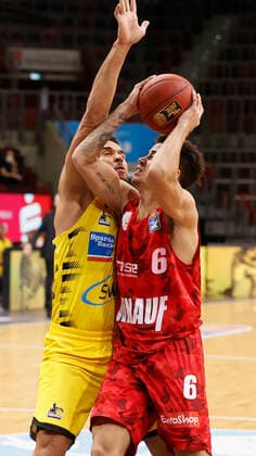 Deutschland, Ludwigsburg, MHPArena, 27.12.2020, emspor, emonline, despor, deonline, MHP RIESEN Ludwigsburg - s.Oliver Wuerzburg, Basketball, BBL Bild: v. li. Elias Harris (MHP RIESEN) und Joshua Obiesie (s.Oliver Wuerzburg) DFL REGULATIONS PROHIBIT ANY USE OF PHOTOGRAPHS AS IMAGE SEQUENCES AND OR QUASI-VIDEO. Copyright: HMBxMedia xHeikoxBecker