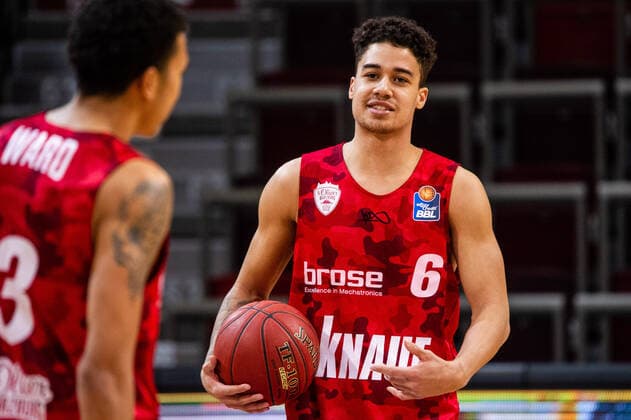 Joshua Obiesie (s.Oliver Wuerzburg 6) ; li: Tyson Ward (s.Oliver Wuerzburg 3) ; 1. Basketball Bundesliga: MHP RIESEN Ludwigsburg - S.Oliver Wuerzburg am 27.12.2020 in Ludwigsburg (MHPArena), Baden-Wuerttemberg, Deutschland . 27.12.20 Basketball , 27.12.2020, (Deutschland)