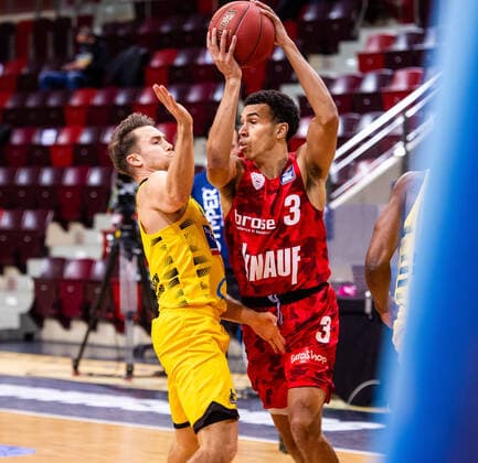 Tyson Ward (s.Oliver Wuerzburg 3) ; Jordan Hulls (MHP RIESEN Ludwigsburg 1) ; 1. Basketball Bundesliga: MHP RIESEN Ludwigsburg - S.Oliver Wuerzburg am 27.12.2020 in Ludwigsburg (MHPArena), Baden-Wuerttemberg, Deutschland . 27.12.20 Basketball , 27.12.2020, (Deutschland)