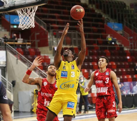 V.li. Brekkott Chapman (Würzbg), Jaleen Smith (Riesen) , Tyson Ward (Würzbg) . MHP Riesen Ludwigsburg vs.s. Oliver Würzburg . Basketball-Bundesliga 2020-2021. Ludwigsburg , GER, 27.12.2020,