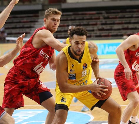 Elias Harris (Riesen, rechts) . MHP Riesen Ludwigsburg vs.s. Oliver Würzburg . Basketball-Bundesliga 2020-2021. Ludwigsburg , GER, 27.12.2020,
