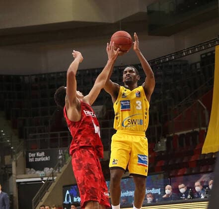 V.li. Tyson Ward (Würzbg), Jaleen Smith (Riesen) . MHP Riesen Ludwigsburg vs.s. Oliver Würzburg . Basketball-Bundesliga 2020-2021. Ludwigsburg , GER, 27.12.2020,
