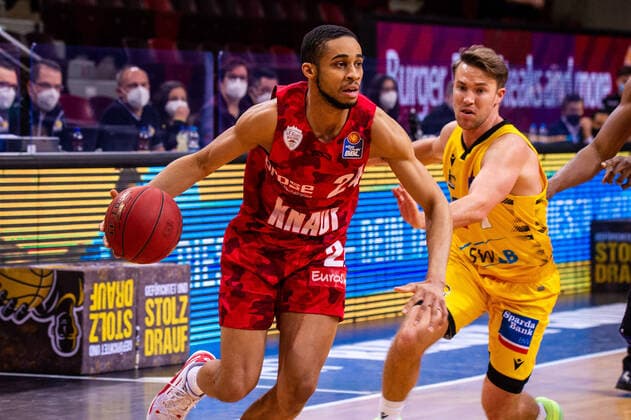 Cameron Hunt (s.Oliver Wuerzburg 24) ; Jordan Hulls (MHP RIESEN Ludwigsburg 1) ; 1. Basketball Bundesliga: MHP RIESEN Ludwigsburg - S.Oliver Wuerzburg am 27.12.2020 in Ludwigsburg (MHPArena), Baden-Wuerttemberg, Deutschland . 27.12.20 Basketball , 27.12.2020, (Deutschland)