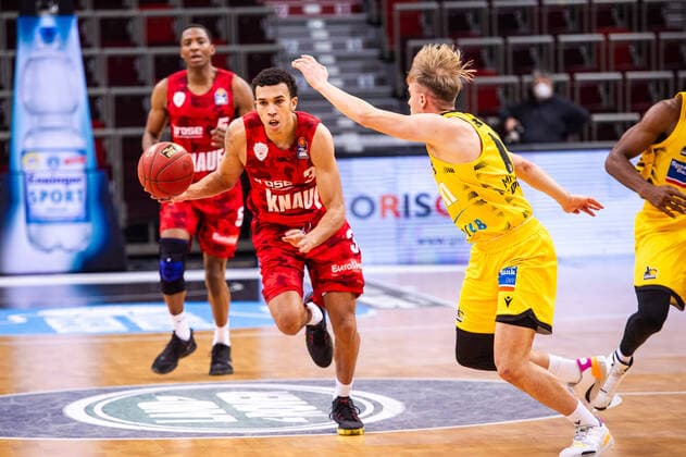 Tyson Ward (s.Oliver Wuerzburg 3) ; Lukas Herzog (MHP RIESEN Ludwigsburg 11) ; 1. Basketball Bundesliga: MHP RIESEN Ludwigsburg - S.Oliver Wuerzburg am 27.12.2020 in Ludwigsburg (MHPArena), Baden-Wuerttemberg, Deutschland . 27.12.20 Basketball , 27.12.2020, (Deutschland)