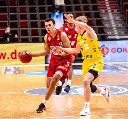 Tyson Ward (s.Oliver Wuerzburg 3) ; Lukas Herzog (MHP RIESEN Ludwigsburg 11) ; 1. Basketball Bundesliga: MHP RIESEN Ludwigsburg - S.Oliver Wuerzburg am 27.12.2020 in Ludwigsburg (MHPArena), Baden-Wuerttemberg, Deutschland . 27.12.20 Basketball , 27.12.2020, (Deutschland)