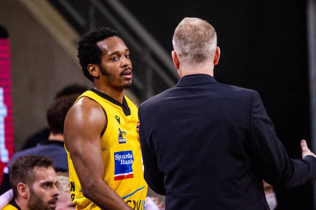 John Patrick (Headcoach MHP RIESEN Ludwigsburg) ; li: Barry Brown Jr. (MHP RIESEN Ludwigsburg 5) ; 1. Basketball Bundesliga: MHP RIESEN Ludwigsburg - S.Oliver Wuerzburg am 27.12.2020 in Ludwigsburg (MHPArena), Baden-Wuerttemberg, Deutschland . 27.12.20 Basketball , 27.12.2020, (Deutschland)