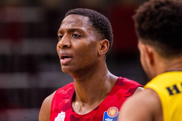 Justin Sears (s.Oliver Wuerzburg 5) ; re: Elias Harris (MHP RIESEN Ludwigsburg 8) ; 1. Basketball Bundesliga: MHP RIESEN Ludwigsburg - S.Oliver Wuerzburg am 27.12.2020 in Ludwigsburg (MHPArena), Baden-Wuerttemberg, Deutschland . 27.12.20 Basketball , 27.12.2020, (Deutschland)