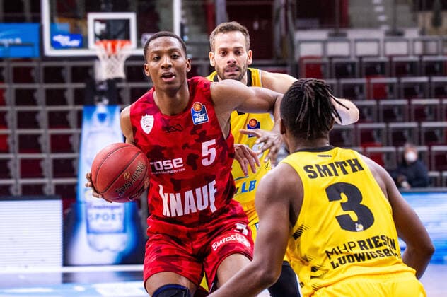 Justin Sears (s.Oliver Wuerzburg 5) ; Jaleen Smith (MHP RIESEN Ludwigsburg 3) ; Jonas Wohlfarth-Bottermann (MHP RIESEN Ludwigsburg 18) ; 1. Basketball Bundesliga: MHP RIESEN Ludwigsburg - S.Oliver Wuerzburg am 27.12.2020 in Ludwigsburg (MHPArena), Baden-Wuerttemberg, Deutschland . 27.12.20 Basketball , 27.12.2020, (Deutschland)