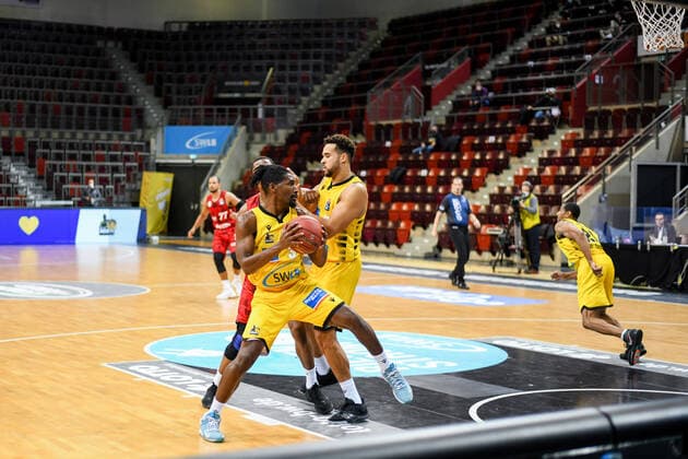 Jaleen Smith (MHP Riesen Ludwigsburg) verteidigt, GER, MHP Riesen Ludwigsburg vs. s.Oliver Wuerzburg, 27.12.2020, 9. Spieltag easycredit Basketball Bundesliga, Spielzeit 2020 2021. GER, MHP Riesen Ludwigsburg vs. s.Oliver Wuerzburg, 27.12.2020, 9. Spieltag easycredit Basketball Bundesliga, Spielzeit 2020 2021. Ludwigsburg Copyright: xMemmlerx Eibner-Pressefotox EP_mmr