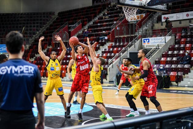 Tyson Ward (s. Oliver Wuerzburg) im Zweikampf mit Jordan Hulls (MHP Riesen Ludwigsburg), daneben Yorman Polas Bartolo (MHP Riesen Ludwigsburg), Tremmell Darden (MHP Riesen Ludwigsburg), GER, MHP Riesen Ludwigsburg vs. s.Oliver Wuerzburg, 27.12.2020, 9. Spieltag easycredit Basketball Bundesliga, Spielzeit 2020 2021. GER, MHP Riesen Ludwigsburg vs. s.Oliver Wuerzburg, 27.12.2020, 9. Spieltag easycredit Basketball Bundesliga, Spielzeit 2020 2021. Ludwigsburg Copyright: xMemmlerx Eibner-Pressefotox EP_mmr