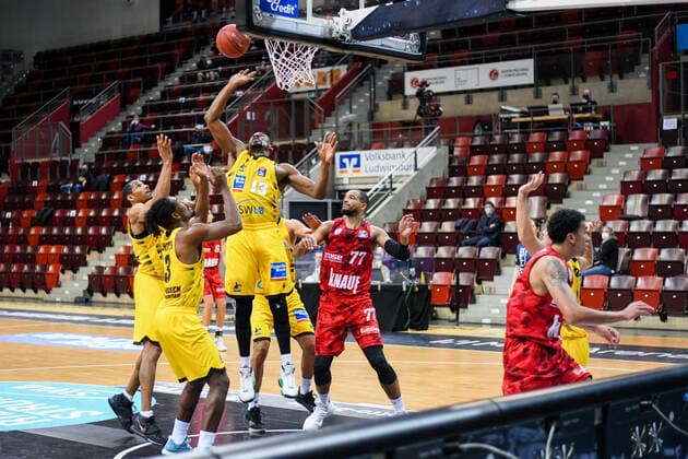 Yorman Polas Bartolo (MHP Riesen Ludwigsburg) verteidigt am Korb, GER, MHP Riesen Ludwigsburg vs. s.Oliver Wuerzburg, 27.12.2020, 9. Spieltag easycredit Basketball Bundesliga, Spielzeit 2020 2021. GER, MHP Riesen Ludwigsburg vs. s.Oliver Wuerzburg, 27.12.2020, 9. Spieltag easycredit Basketball Bundesliga, Spielzeit 2020 2021. Ludwigsburg Copyright: xMemmlerx Eibner-Pressefotox EP_mmr