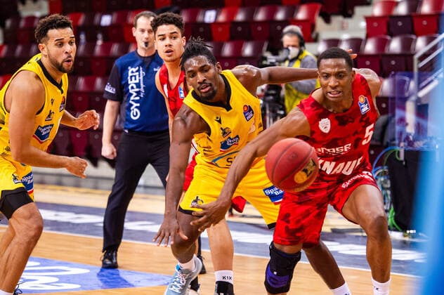Justin Sears (s.Oliver Wuerzburg 5) ; Jaleen Smith (MHP RIESEN Ludwigsburg 3) ; Elias Harris (MHP RIESEN Ludwigsburg 8) ; Joshua Obiesie (s.Oliver Wuerzburg 6) ; 1. Basketball Bundesliga: MHP RIESEN Ludwigsburg - S.Oliver Wuerzburg am 27.12.2020 in Ludwigsburg (MHPArena), Baden-Wuerttemberg, Deutschland . 27.12.20 Basketball , 27.12.2020, (Deutschland)