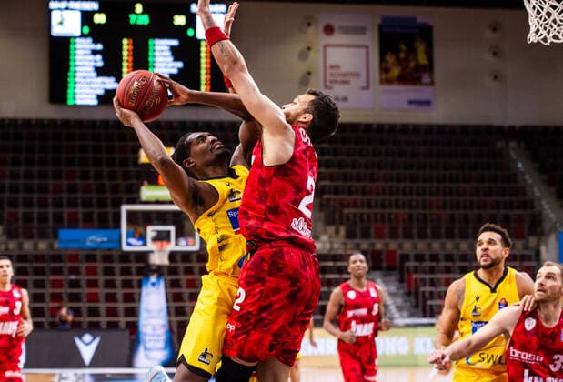 Jaleen Smith (MHP RIESEN Ludwigsburg 3) ; Brekkott Chapman (s.Oliver Wuerzburg 2) ; 1. Basketball Bundesliga: MHP RIESEN Ludwigsburg - S.Oliver Wuerzburg am 27.12.2020 in Ludwigsburg (MHPArena), Baden-Wuerttemberg, Deutschland . 27.12.20 Basketball , 27.12.2020, (Deutschland)