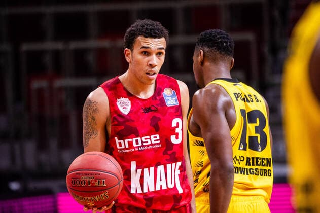 Tyson Ward (s.Oliver Wuerzburg 3) ; Yorman Polas Bartolo (MHP RIESEN Ludwigsburg 13) ; 1. Basketball Bundesliga: MHP RIESEN Ludwigsburg - S.Oliver Wuerzburg am 27.12.2020 in Ludwigsburg (MHPArena), Baden-Wuerttemberg, Deutschland . 27.12.20 Basketball , 27.12.2020, (Deutschland)