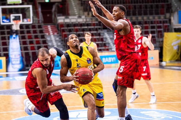 Tremmell Darden (MHP RIESEN Ludwigsburg 21) ; Alex King (s.Oliver Wuerzburg 77) ; Justin Sears (s.Oliver Wuerzburg 5) ; 1. Basketball Bundesliga: MHP RIESEN Ludwigsburg - S.Oliver Wuerzburg am 27.12.2020 in Ludwigsburg (MHPArena), Baden-Wuerttemberg, Deutschland . 27.12.20 Basketball , 27.12.2020, (Deutschland)
