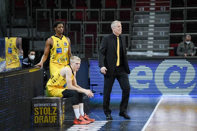 John Patrick (MHP Riesen Ludwigsburg) mit Jacob Patrick (MHP Riesen Ludwigsburg) und Desi Rodriguez (MHP Riesen Ludwigsburg) vor der Einwechslung, GER, MHP Riesen Ludwigsburg vs. s.Oliver Wuerzburg, 27.12.2020, 9. Spieltag easycredit Basketball Bundesliga, Spielzeit 2020 2021. GER, MHP Riesen Ludwigsburg vs. s.Oliver Wuerzburg, 27.12.2020, 9. Spieltag easycredit Basketball Bundesliga, Spielzeit 2020 2021. Ludwigsburg Copyright: xMemmlerx Eibner-Pressefotox EP_mmr