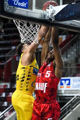 Justin Sears (s. Oliver Wuerzburg) am Korb gegen Elias Harris (MHP Riesen Ludwigsburg), GER, MHP Riesen Ludwigsburg vs. s.Oliver Wuerzburg, 27.12.2020, 9. Spieltag easycredit Basketball Bundesliga, Spielzeit 2020 2021. GER, MHP Riesen Ludwigsburg vs. s.Oliver Wuerzburg, 27.12.2020, 9. Spieltag easycredit Basketball Bundesliga, Spielzeit 2020 2021. Ludwigsburg Copyright: xMemmlerx Eibner-Pressefotox EP_mmr