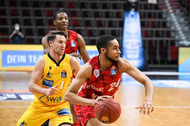 Cameron Hunt (s. Oliver Wuerzburg) am Ball, dahinter Jordan Hulls (MHP Riesen Ludwigsburg), GER, MHP Riesen Ludwigsburg vs. s.Oliver Wuerzburg, 27.12.2020, 9. Spieltag easycredit Basketball Bundesliga, Spielzeit 2020 2021. GER, MHP Riesen Ludwigsburg vs. s.Oliver Wuerzburg, 27.12.2020, 9. Spieltag easycredit Basketball Bundesliga, Spielzeit 2020 2021. Ludwigsburg Copyright: xMemmlerx Eibner-Pressefotox EP_mmr