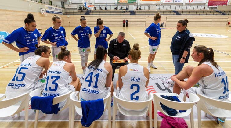 Auszeit der GISA Lions. Peter Kortmann (Head Coach, GISA Lions SV Halle) gibt Anweisungen GISA Lions SV Halle vs. inexio Royals aus Saarlouis Basketball - 1. Bundesliga - ERDGAS Sportarena Halle (Saale) 27.12.2020 Foto: Holger John Sachsen-Anhalt Deutschland