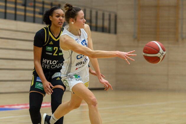 Charlotte Kreuter (13, GISA Lions SV Halle) gegen Chelsea Waters (Saarlouis) GISA Lions SV Halle vs. inexio Royals aus Saarlouis Basketball - 1. Bundesliga - ERDGAS Sportarena Halle (Saale) 27.12.2020 Foto: Holger John Sachsen-Anhalt Deutschland
