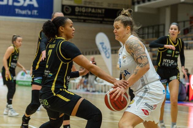 Klaudia Grudzien (23, GISA Lions SV Halle) gegen Chelsea Waters (Saarlouis) GISA Lions SV Halle vs. inexio Royals aus Saarlouis Basketball - 1. Bundesliga - ERDGAS Sportarena Halle (Saale) 27.12.2020 Foto: Holger John Sachsen-Anhalt Deutschland