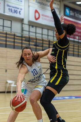 Barbora Kasparkowa (10, GISA Lions SV Halle) gegen Chelsea Waters (Saarlouis) GISA Lions SV Halle vs. inexio Royals aus Saarlouis Basketball - 1. Bundesliga - ERDGAS Sportarena Halle (Saale) 27.12.2020 Foto: Holger John Sachsen-Anhalt Deutschland