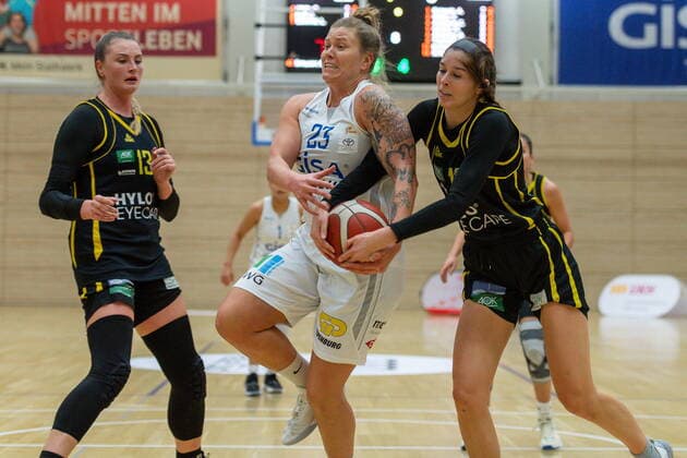 Klaudia Grudzien (23, GISA Lions SV Halle) gegen Addison Richards (Saarlouis) GISA Lions SV Halle vs. inexio Royals aus Saarlouis Basketball - 1. Bundesliga - ERDGAS Sportarena Halle (Saale) 27.12.2020 Foto: Holger John Sachsen-Anhalt Deutschland