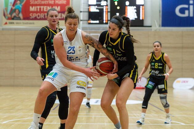 Klaudia Grudzien (23, GISA Lions SV Halle) gegen Addison Richards (Saarlouis) GISA Lions SV Halle vs. inexio Royals aus Saarlouis Basketball - 1. Bundesliga - ERDGAS Sportarena Halle (Saale) 27.12.2020 Foto: Holger John Sachsen-Anhalt Deutschland
