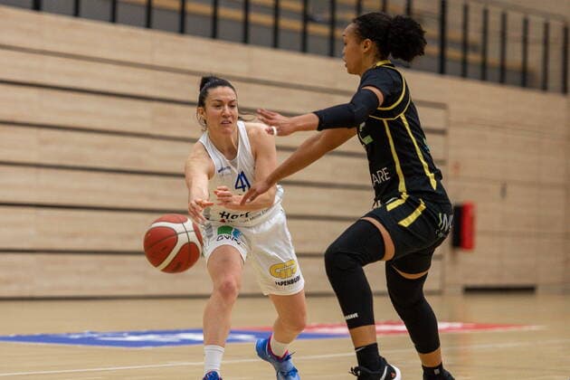 Eilidh Simpson (41, GISA Lions SV Halle) gegen Chelsea Waters (Saarlouis) GISA Lions SV Halle vs. inexio Royals aus Saarlouis Basketball - 1. Bundesliga - ERDGAS Sportarena Halle (Saale) 27.12.2020 Foto: Holger John Sachsen-Anhalt Deutschland