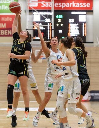 Barbora Kasparkowa (10, GISA Lions SV Halle) gegen Linn Schüler (Saarlouis) GISA Lions SV Halle vs. inexio Royals aus Saarlouis Basketball - 1. Bundesliga - ERDGAS Sportarena Halle (Saale) 27.12.2020 Foto: Holger John Sachsen-Anhalt Deutschland