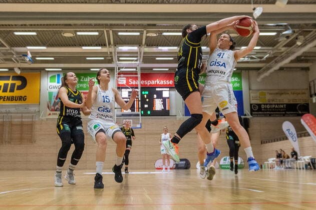 Eilidh Simpson (41, GISA Lions SV Halle) gegen Linn Schüler (Saarlouis) GISA Lions SV Halle vs. inexio Royals aus Saarlouis Basketball - 1. Bundesliga - ERDGAS Sportarena Halle (Saale) 27.12.2020 Foto: Holger John Sachsen-Anhalt Deutschland