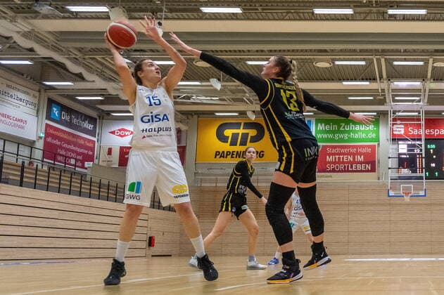 Styliani (Stella) Fouraki (15, GISA Lions SV Halle) gegen Klara BRICHACOVA (Saarlouis) GISA Lions SV Halle vs. inexio Royals aus Saarlouis Basketball - 1. Bundesliga - ERDGAS Sportarena Halle (Saale) 27.12.2020 Foto: Holger John Sachsen-Anhalt Deutschland