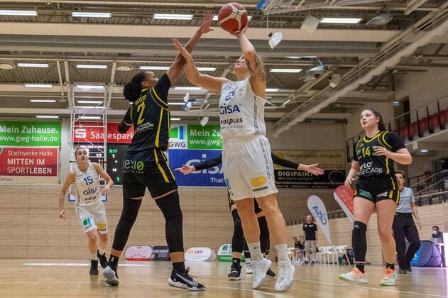 Klaudia Grudzien (23, GISA Lions SV Halle) gegen Chelsea Waters (Saarlouis) GISA Lions SV Halle vs. inexio Royals aus Saarlouis Basketball - 1. Bundesliga - ERDGAS Sportarena Halle (Saale) 27.12.2020 Foto: Holger John Sachsen-Anhalt Deutschland