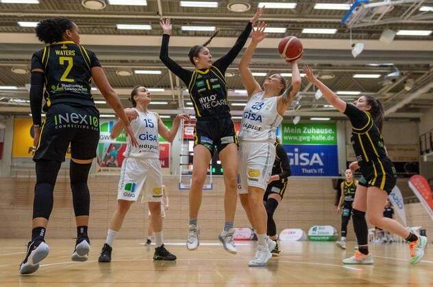 Klaudia Grudzien (23, GISA Lions SV Halle) gegen Addison Richards (Saarlouis) GISA Lions SV Halle vs. inexio Royals aus Saarlouis Basketball - 1. Bundesliga - ERDGAS Sportarena Halle (Saale) 27.12.2020 Foto: Holger John Sachsen-Anhalt Deutschland