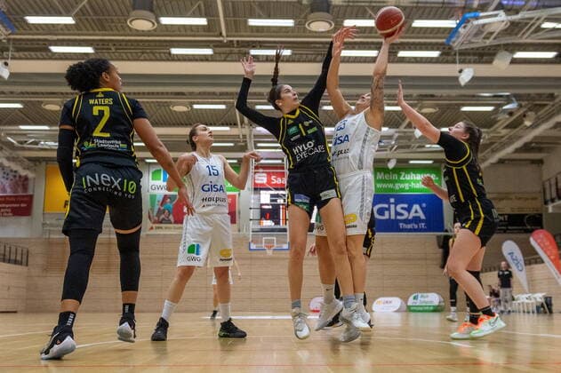 Klaudia Grudzien (23, GISA Lions SV Halle) gegen Addison Richards (Saarlouis) GISA Lions SV Halle vs. inexio Royals aus Saarlouis Basketball - 1. Bundesliga - ERDGAS Sportarena Halle (Saale) 27.12.2020 Foto: Holger John Sachsen-Anhalt Deutschland