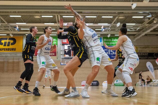 Klaudia Grudzien (23, GISA Lions SV Halle) gegen Addison Richards (Saarlouis) GISA Lions SV Halle vs. inexio Royals aus Saarlouis Basketball - 1. Bundesliga - ERDGAS Sportarena Halle (Saale) 27.12.2020 Foto: Holger John Sachsen-Anhalt Deutschland